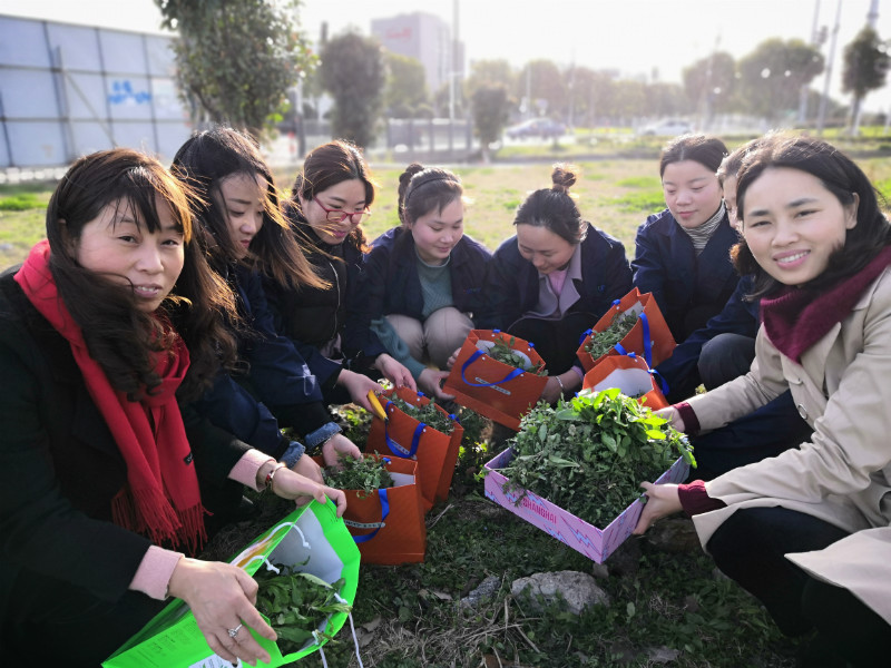 公司工會開展慶“三八女神節(jié)”女職工“挖野菜、包餛飩”活動